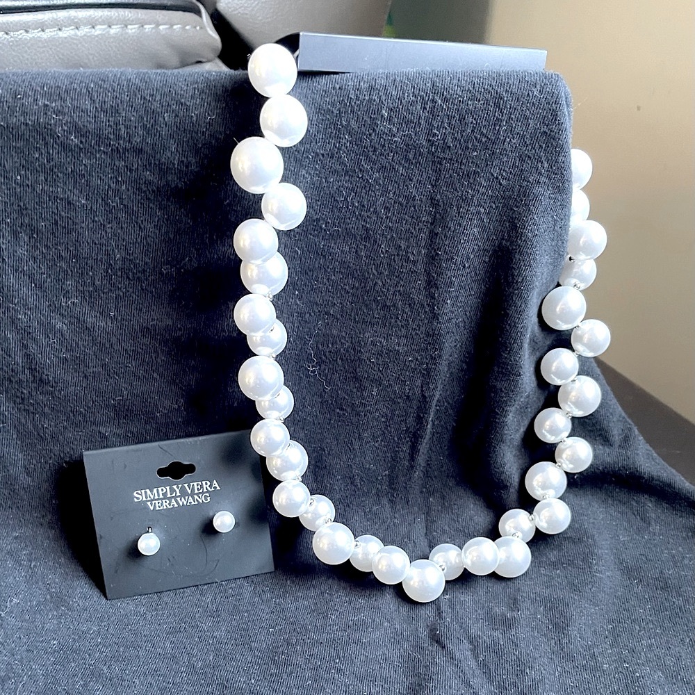 Simply Vera Wang Beautiful Necklace and Earring Set, Post backs.
